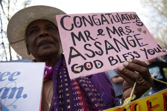 epa09844245 Well wishers gather outside HMP Belmarsh to celebrate the wedding of Stella Moris and Julian Assange in London, Britain, 23 March 2022. Assange is in prison facing extradition to the Unite ...