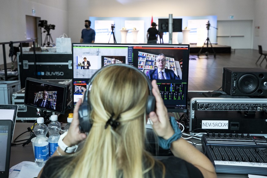 Bundesrat Ignazio Cassis erscheint auf Bildschirmen waehrend der E-Delegiertenversammlung der FDP am Samstag, 31. Oktober 2020, in Luzern..(KEYSTONE/Alexandra Wey)