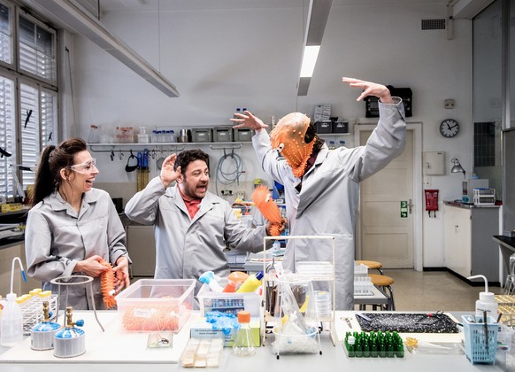 Seitentriebe
SRF Serie
Folge 7

Motiv 4
Kindsköpfe an der Arbeit
Carol Schuler (Gloria), Leonardo Nigro (Heinz) Nicola Mastroberardino (Gianni)

Buch: Güzin Kar
Regie: Güzin Kar, Markus Welter
Produkt ...