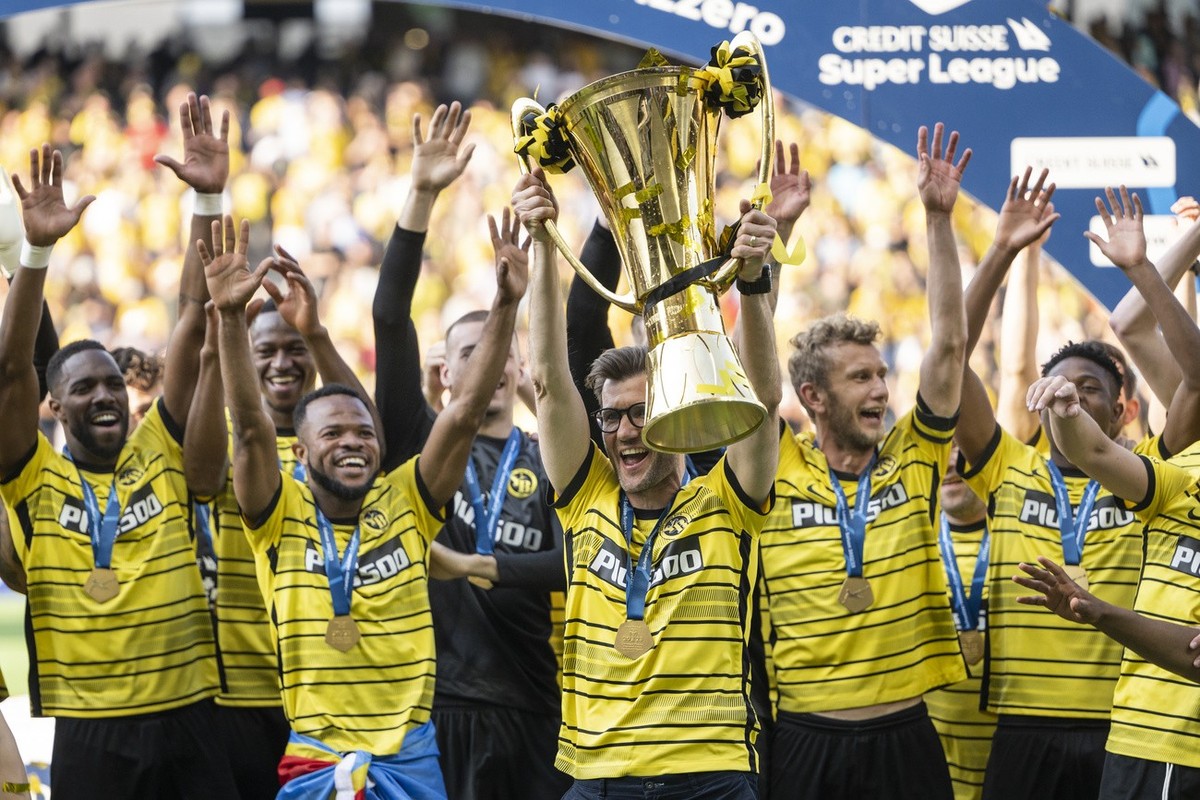 YB Trainer Raphael Wicky, Mitte, und seine Spieler jubeln mit dem Pokal des Schweizerfussballmeisters nach dem Fussball Meisterschaftsspiel der Super League zwischen dem BSC Young Boys und dem FC Wint ...