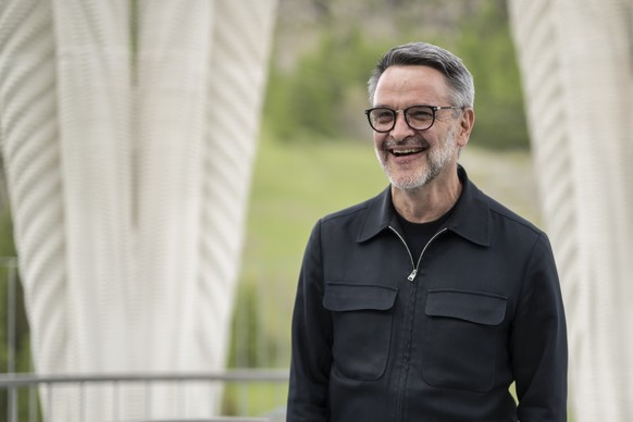 Intendant Giovanni Netzer, aufgenommen an der Enthuellung des Weissen Turms, am Montag, 19. Mai 2025, in Mulegns. Der Weisse Turm der Kulturstiftung Origen ist das hoechste digital gefertige Gebaeude  ...