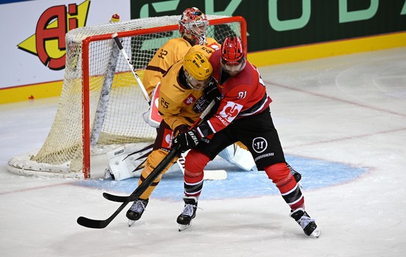 17.12.2024, Bremen, Bremerhaven: Eishockey: Champions League, Pinguins Bremerhaven - Servette Genf, Finalrunde, Viertelfinale, R�ckspiele. Genfs Torwart Antti Raanta hinter den k�mpfenden Genfer Roger ...