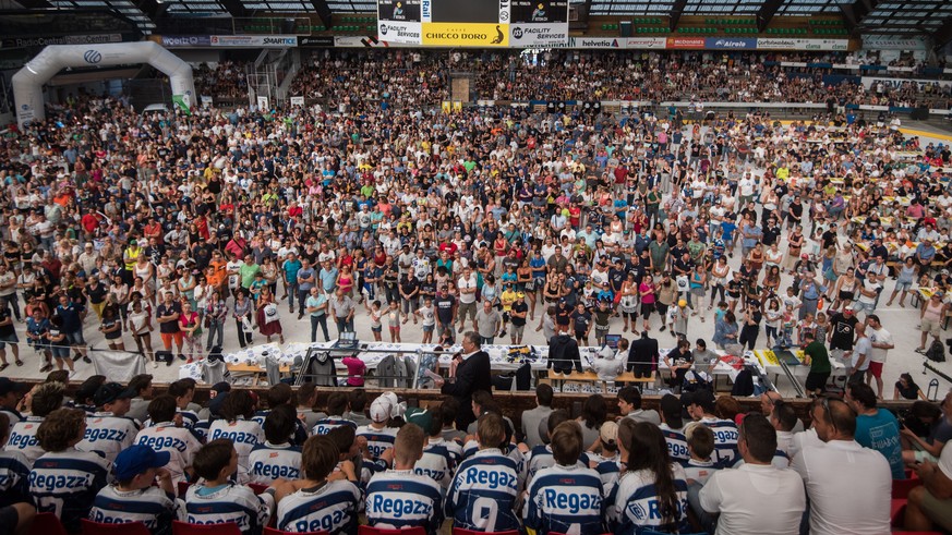 Filippo Lombardi, Praesident des HC Ambri Piotta praesentiert sich am Sonntag, 29. Juli 2018 in der Valascia Eishalle in Ambri TI den Fans, welche zu mehreren tausend anwesend waren. (KEYSTONE/Ti-Pres ...