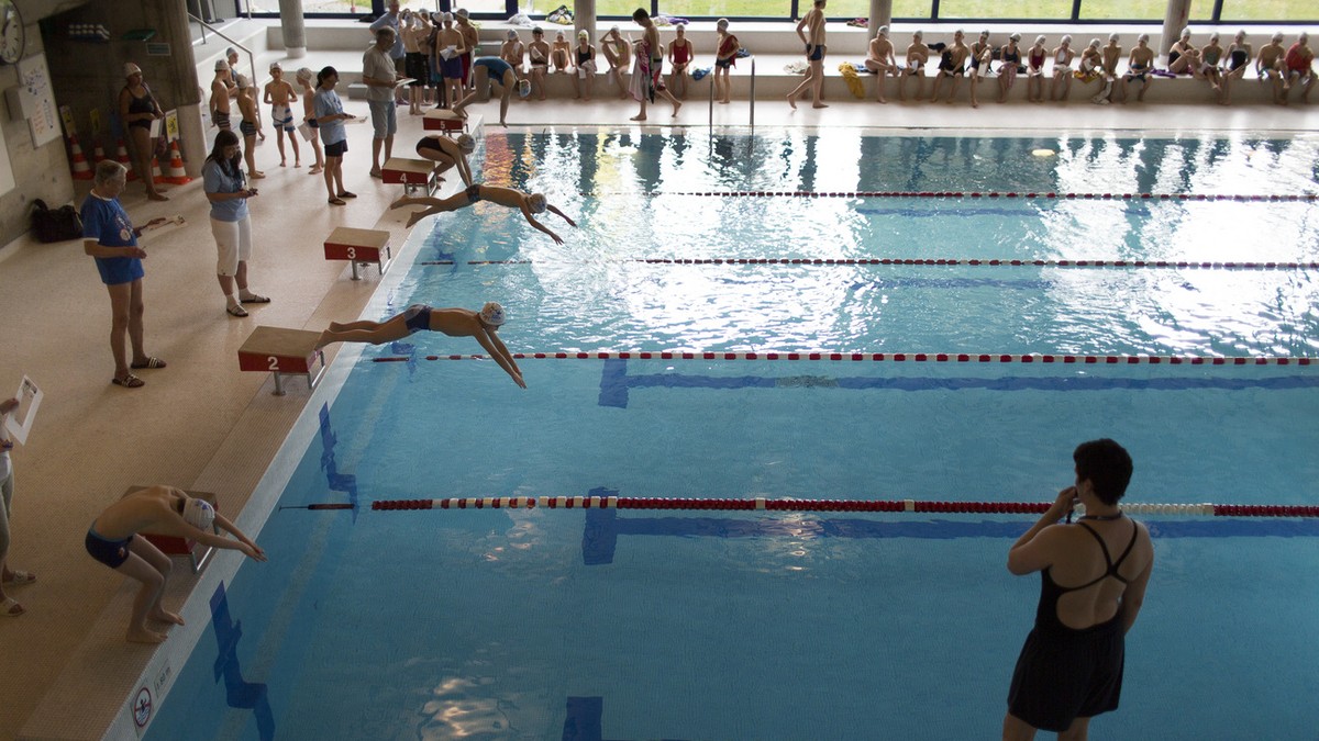 "De schnaellscht Zuerifisch", der Schwimmwettbewerb fuer Zuercher Schueler, findet im Hallenbad Altstetten statt, aufgenommen am 6. Maerz 2013 in Zuerich. (KEYSTONE/Gaetan Bally)