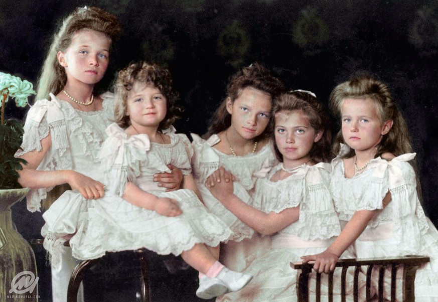 Alle Zarenkinder auf einem Bild: Olga mit ihrem Bruder, dem Zarewitsch Alexei auf dem Schoss, Tatjana, Marija und Anastasia.