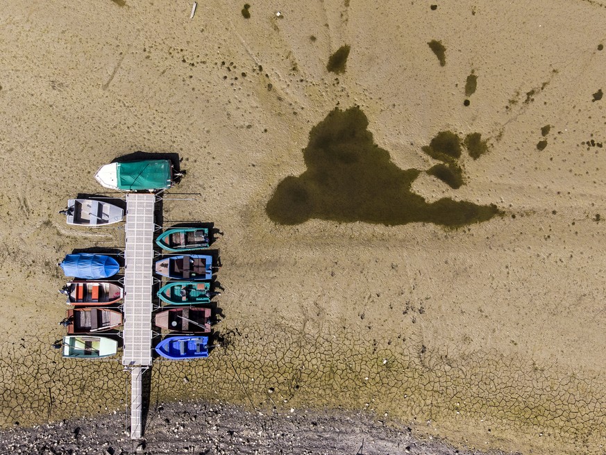 BILDPAKET -- ZUM JAHRESRUECKBLICK 2018 SEPTEMBER, STELLEN WIR IHNEN HEUTE FOLGENDES BILDMATERIAL ZUR VERFUEGUNG -- Stranded boats are pictured on the dried out shore of the Lac des Brenets in Les Bren ...