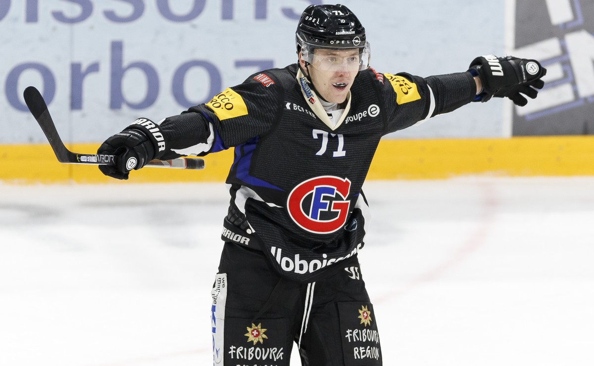 La joie de l'attaquant fribourgeois Killian Mottet, lors du match du championnat suisse de hockey sur glace de National League LNA, entre le Fribourg Gotteron, FGHC, et le HC Ambri-Piotta ce same ...