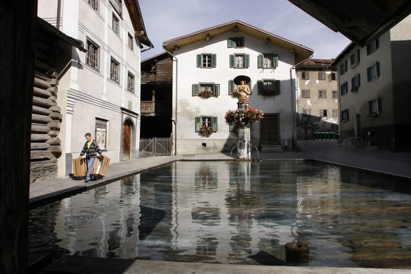 Das Dorfzentrum von Valendas mit den alten Haeusern und dem historisch wertvollen Tuereli-Haus, hinten rechts, aufgenommen am Donnerstag, 28. September 2006. Der Heimatschutz setzt sich fuer die Erhal ...