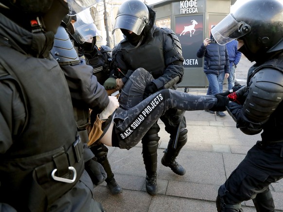 epa09820984 Russian policemen detain a participant in an unauthorized rally against the Russian &#039;special military operation&#039; in Ukraine, on the Red Square of Saint Petersburg, Russia, 13 Mar ...