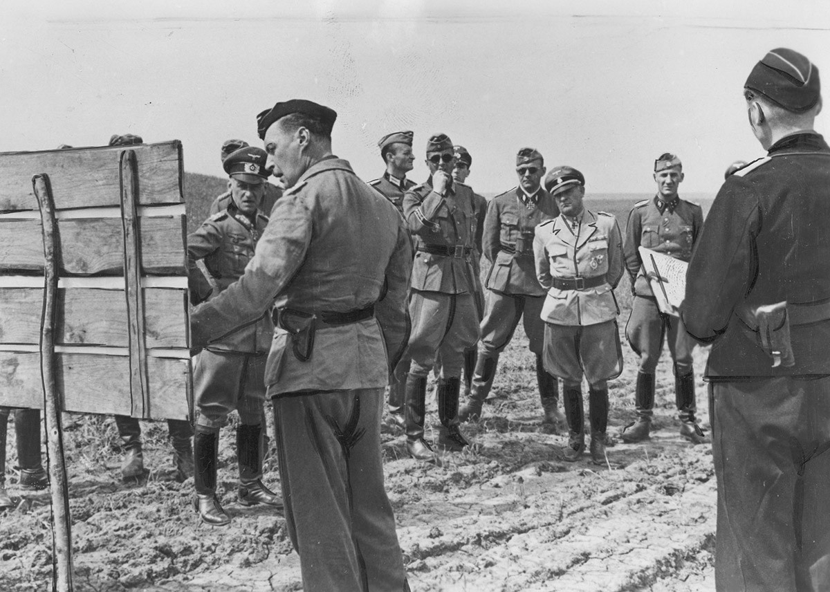 Sepp Dietrich (Dritter von rechts) 1943 an der Ostfront.
https://commons.wikimedia.org/wiki/File:Narada_polowa_oficer%C3%B3w_Wehrmachtu_i_Waffen-SS_w_okolicach_Borys%C3%B3wki_(2-720).jpg