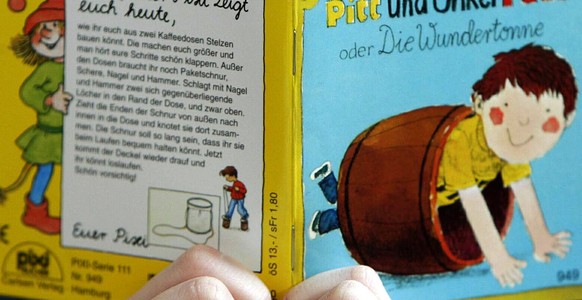 Ein Kind liest am Donnerstag, 25. Maerz 2004, im Bilderbuchmuseum auf Burg Wissen in Troisdorf bei Bonn ein Pixi-Buch. Aus Anlass des 50. Geburtstages der beliebten Kinderbuecher hat das Museum diesen ...