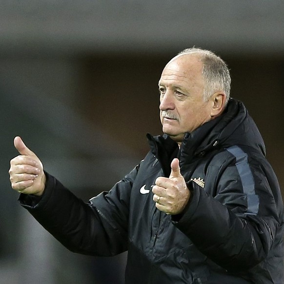 epa05072776 Guangzhou Evergrande FC&#039;s head coach Luis Felipe Scolari encourage his team after losing the semifinal against FC Barcelona in the FIFA Club World Cup 2015 in Yokohama, south of Tokyo ...