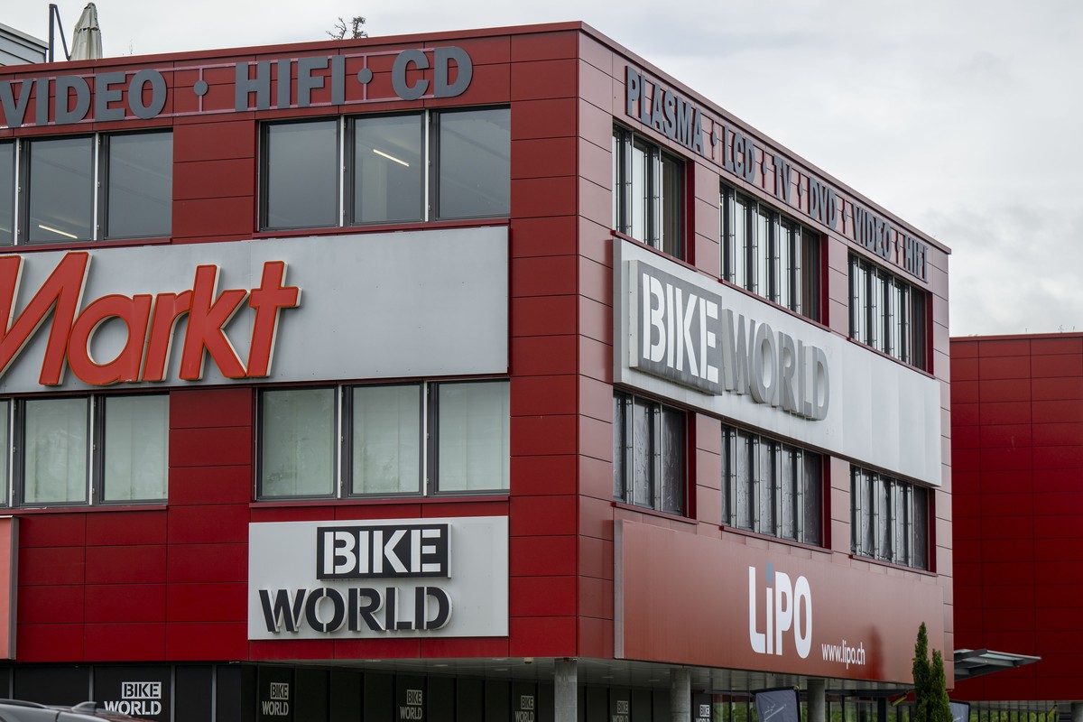 SPERRFRIST DIENSTAG 10.9.24, 10.15 UHR..Sicht auf ein Geschaeftshaus mit unter anderem auf eine zur Migros Gruppe gehoerende Bike World Filiale, am Montag, 9. September 2024, in Muri bei Bern. Gemaess ...