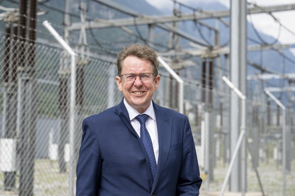 Der Bundesrat Albert Roesti posiert vor einer SBB Stromzentrale in Pollegio, anlaesslich einer Medienkonferenz zur Wiederinbetriebnahme des Gotthard-Basistunnels am Montag, 2. September 2024 in Polleg ...