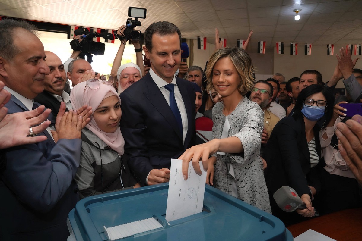 Bashar and Asma Al Assad Vote for Presidential Election - Douma Syrian president Bashar Al Assad and wife Asma as they are voting at a poll center in Douma, outside Damascus, Syria, on May 26, 2021, f ...