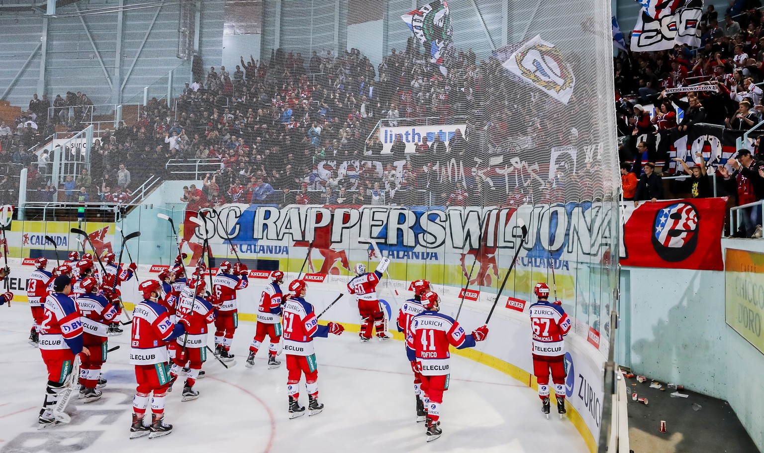 Die Spieler von Rapperswil-Jona Lakers feiern den Sieg mit den Fans nach dem Cup 1/8-Final zwischen den SC Rapperswil-Jona Lakers und dem HC Lugano am Sonntag, den 22. Oktober 2017 in der St. Galler K ...