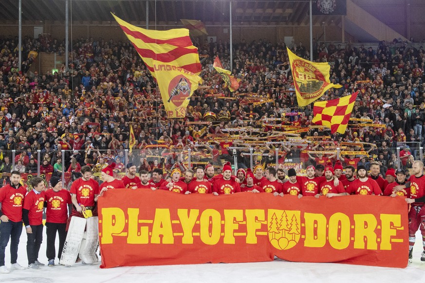 Tigers, Spieler und Staff feiern den Einzug fuer die Playoffs 2018/19, nach dem Meisterschaftsspiel der National League, zwischen den SCL Tigers und dem SC Bern, am Samstag 2. Maerz 2019 im Ilfisstadi ...