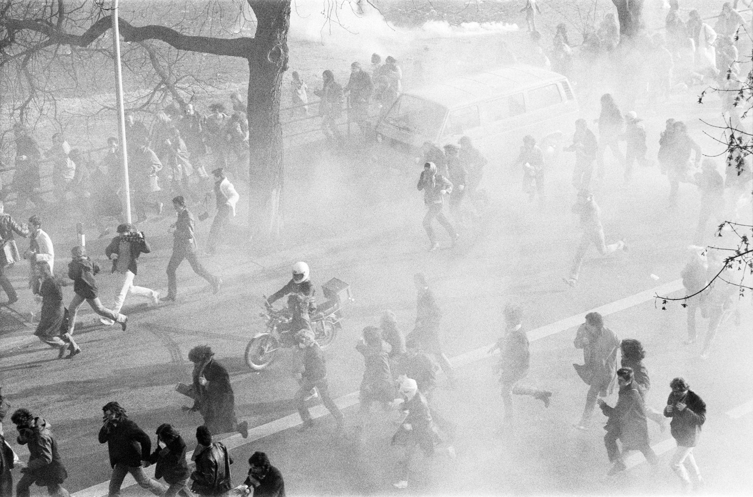 Jugendliche auf der Flucht vor den Polizeigrenadieren bei den Ausschreitungen nach der "Weihnachts-Demo" der Jugendbewegung in Zuerich am 24. Dezember 1980. (KEYSTONE/PHOTOPRESS-ARCHIV/Str)