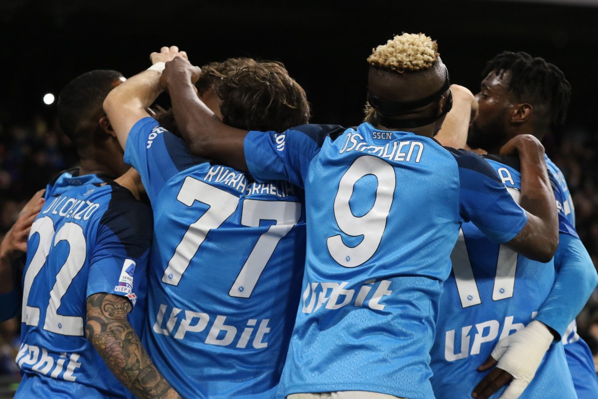 epa10515736 Napoli's defender Amir Rrahmani celebrates with his teammates after scoring the 2-0 goal during the Italian Serie A soccer match betweem SSC Napoli and Atalanta BC, in Naples, Italy,  ...