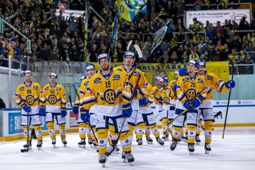 HC Davos Stuermer Marc Aeschlimann und seinem Mitspieler auf dem Weg in die Garderobe nach dem Sieg im Halbfinal des Swiss Ice Hockey Cups 2019/20 zwischen den SC Rapperswil-Jona Lakers und dem HC Dav ...