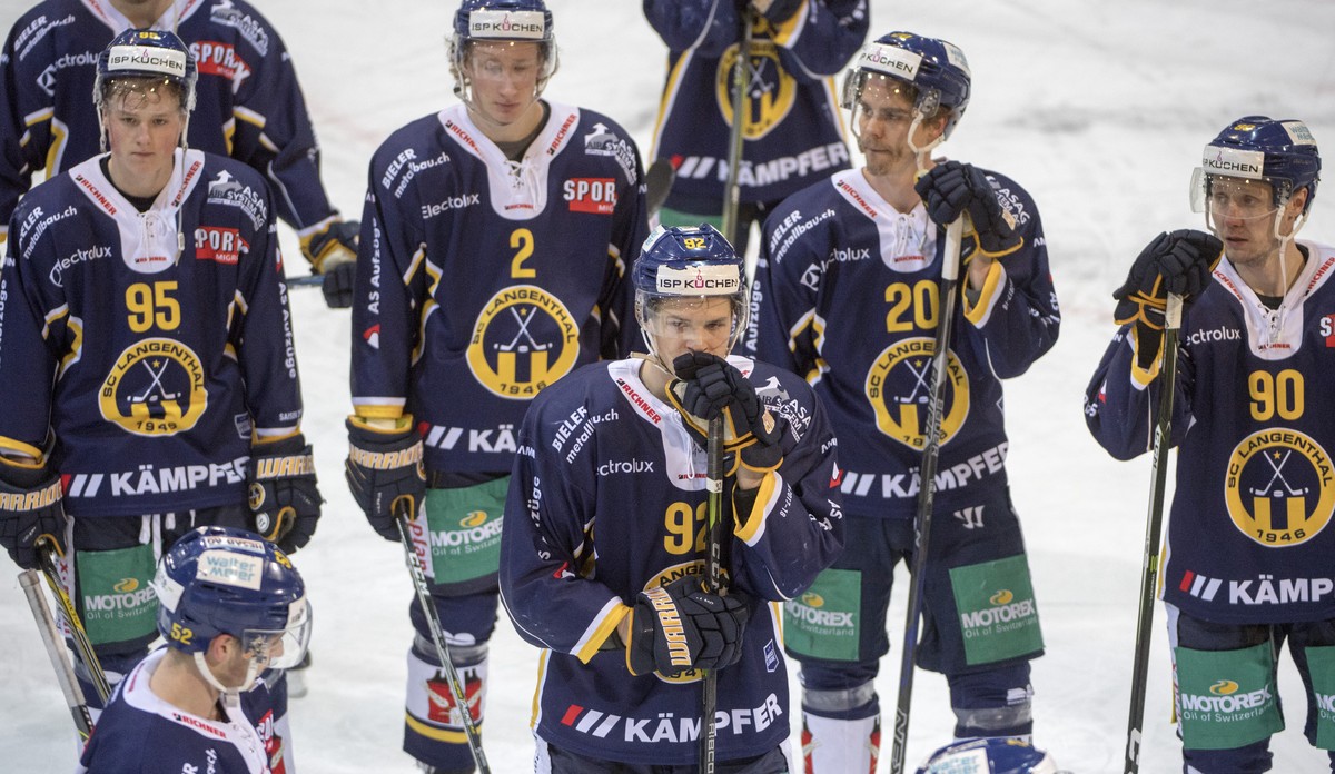 Langenthals Spieler nach der 2-5 Niederlage, im ersten Playoff-Viertelfinalspiel der Swiss League zwischen dem SC Langenthal und dem EHC Visp, am Sonntag, 25. Febraur 2018, in der Eishalle Schoren in  ...
