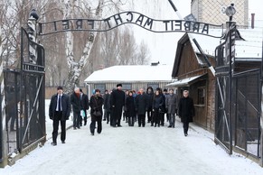 Bundespräsident Didier Burkhalter und die Schweizer Delegation am berüchtigten Eingangstor zum Vernichtungslager Auschwitz
