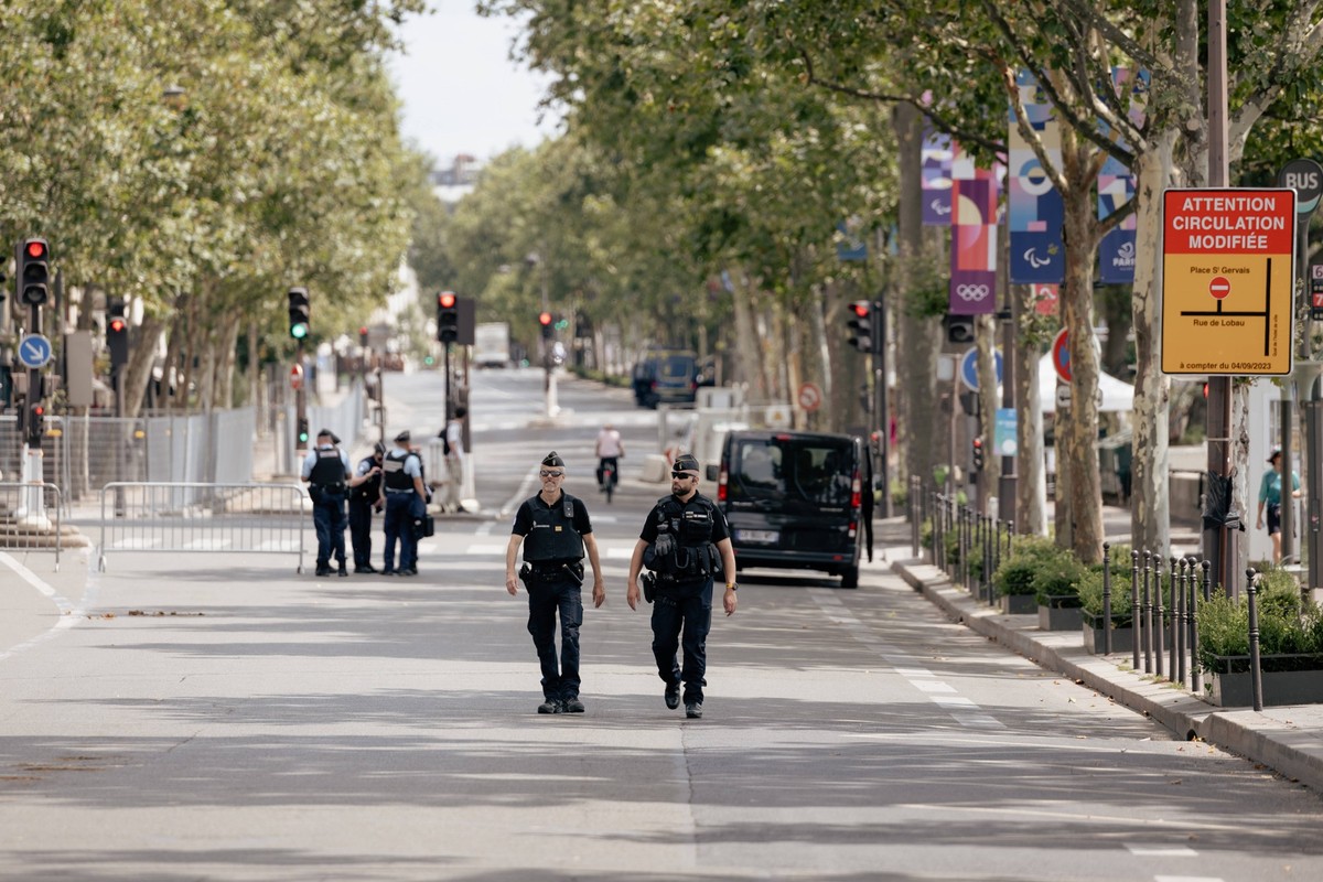 Paris, France, July 24, 2024 - Security is being greatly stepped up ahead of the opening ceremony of the 2024 Olympic Games, which will take place on the Seine river. Many streets and bridges are clos ...