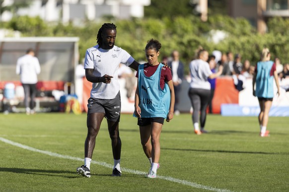 Johan Djourou, gauche, et Iman Beney, droite, en action lors d&#039;un entrainement de l&#039;equipe nationale Suisse feminine de football en vue des prochains matches de Ligue des nations ce lundi 26 ...