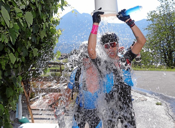 SARNEN, 30JUN19 - Ein Segen: Ein Gigathlet schuettet sich und seiem Kollegen einen Kuebel von Wasser ueber den Kopf. Impression von der Bikestrecke ueber 44 km und 1400 Hoehenmeter von Sarnen via das  ...