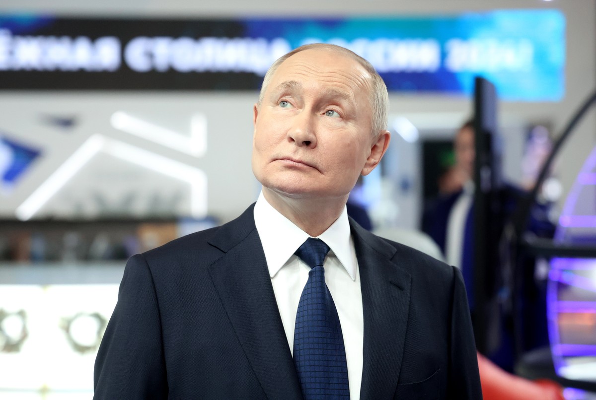 epa11034468 Russian President Vladimir Putin visits the Russia Expo international exhibition and forum at the VDNKh exhibition centre as he attends the United Russia party congress in Moscow, Russia,  ...