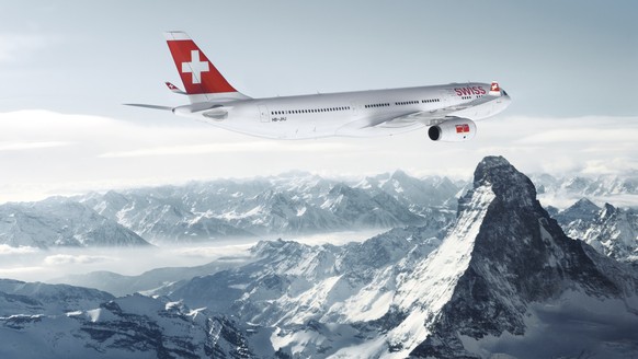 ZU DEN GESCHAEFTSZAHLEN 2013 DER FLUGGESELLSCHAFT SWISS STELLEN WIR IHNEN FOLGENDES THEMENBILD ZUR VERFUEGUNG - Ein Flugzeug der Swiss Airlines des Typs Airbus A330-300 ueberfliegt die Schweizer Alpen ...