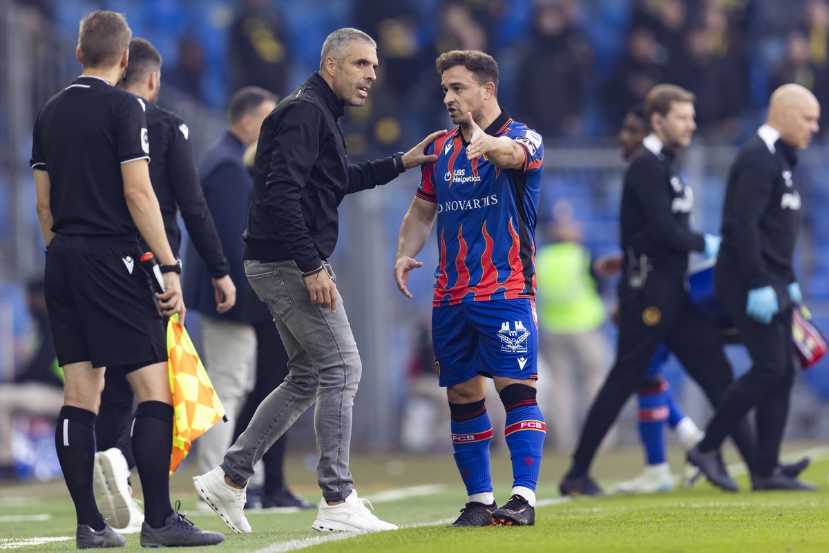Trainer Fabio Celestini (FCB) diskutiert mit Xherdan Shaqiri (FCB) im Super League Spiel zwischen dem FC Basel 1893 und dem BSC Young Boys, im Stadion St. Jakob-Park in Basel, am Sonntag, 6. Oktober 2 ...