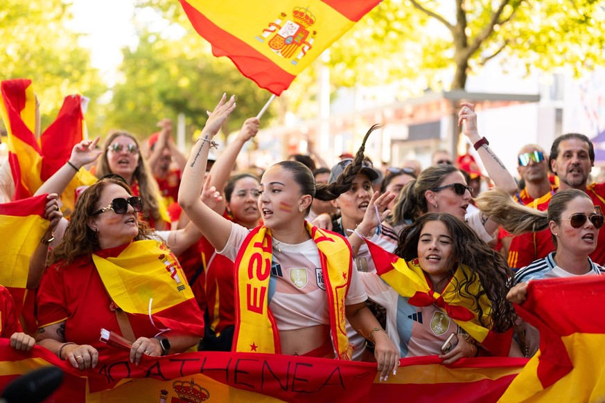 Spanische Fans vor dem Stadion, SUI, Spanien vs Schweiz, Fussball, UEFA Womens Euro 2025, Viertelfinale, 18.07.2025 SUI, Spanien vs Schweiz, Fussball, UEFA Womens Euro 2025, Viertelfinale, 18.07.2025  ...