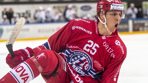 SC Rapperswil-Jona Lakers Stuermer Nando Eggenberger feiert seinen Treffer zum 2:0 waehrend dem vierten Eishockey Playoff-Viertelfinalspiel der National League zwischen den SC Rapperswil-Jona Lakers u ...