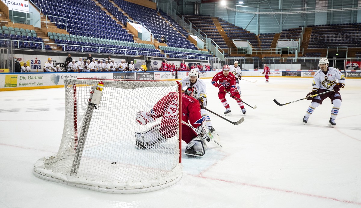 Servettes Noah Rod mit dem Tor zum 0-5 im Spiel gegen Rapperswils Goalie Noel Bader, links, im Eishockey Spiel der National League zwischen den Rapperswil Jona Lakers und Geneve-Servette HC am Samstag ...
