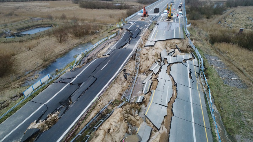 19.02.2018, Mecklenburg-Vorpommern, Tribsees: Bagger stehen bereit zum Rueckbau des Strassendammes an dem zerstoerten Teilstueck der Autobahn 20 bei Tribsees (Landkreis Vorpommern-Ruegen). Seit Septem ...