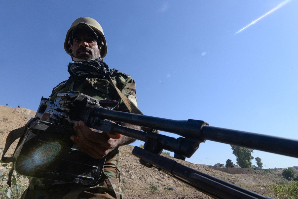 An Iraqi soldier takes part in a patrol, which inculdes members of the Hashed al-Shaabi (Popular Mobilisation) group, in an area between the Nineveh and Anbar provinces on August 5, 2023.