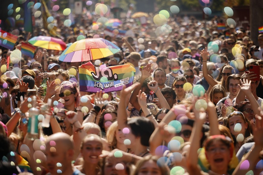 epa09447131 People demonstrate at the Zurich Pride parade with the slogan &#039;Dare. Marriage for all, now!&#039;, for the rights of the LGBTIQ community in Zurich, Switzerland, 04 September 2021. On ...