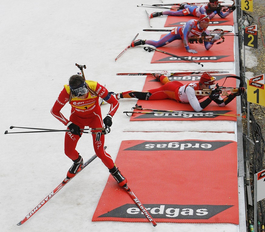 Während vielen Jahren eine klassische Biathlon-Szene: Während alle anderen noch schiessen, jagt Ole Einar Bjørndalen schon wieder davon.