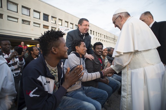 Dieser Papst hat keine Berührungsängste.