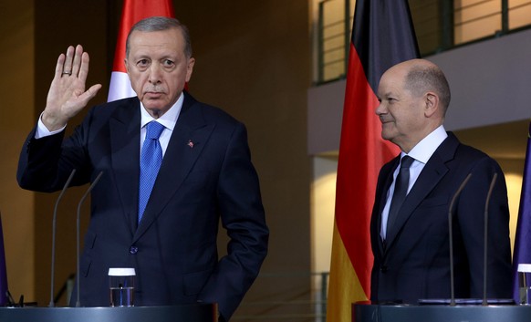 epaselect epa10981164 Turkish President Recep Tayyip Erdogan (L) speaks during a press conference with German Chancellor Olaf Scholz (R) at the Federal Chancellery in Berlin, Germany, November 17, 2023...