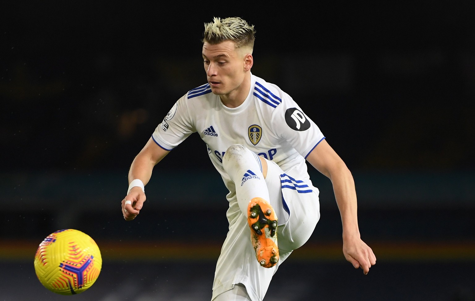 epa08836320 Leed&#039;s Ezgjan Alioski in action during the English Premier League soccer match between Leeds United and Arsenal FC in Leeds, Britain, 22 November 2020. EPA/Michael Regan / POOL EDITOR ...