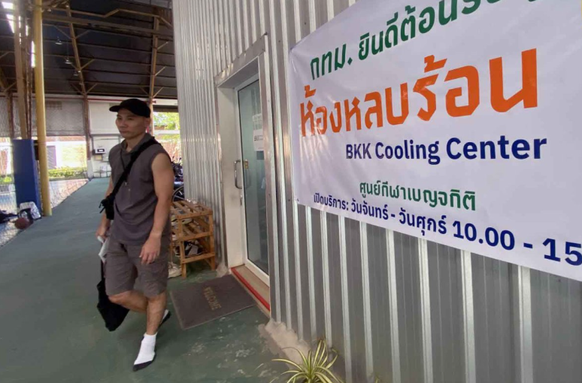 Ein Mann verlässt ein Cooling Center in Bangkok.