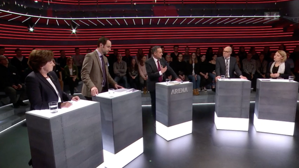 Die Männer in der Runde: FDP-Nationalrat Christian Wasserfallen (Zweiter von links), Moderator Mario Grossniklaus und CVP-Nationalrat Stefan Müller-Altermatt (Zweiter von rechts).