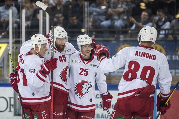 Jubel bei Lausannes Ronalds Kenins, Lausannes Jonas Junland, Lausannes Cory Emmerton und Lausannes Cody Almond, von links, beim Eishockey Meisterschaftsspiel der National League zwischen dem EV Zug un ...