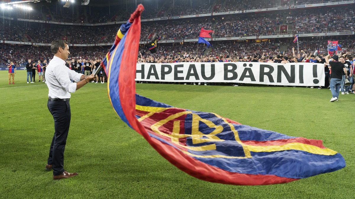 Der Basler Praesident Bernhard Heusler schwingt vor den Fans der Muttenzer Kurve die FCB-Fahne, mitten im Fussball Meisterschaftsspiel der Super League zwischen dem FC Basel 1893 und dem FC St. Gallen ...