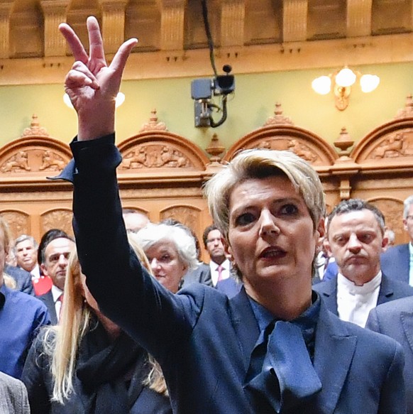 Karin Keller-Sutter, rechts, und Viola Amherd, werden zwischen den Ratsweibeln Ivan Della Valentina, links, und Peter Truffer, vereidigt nach ihrer Wahl in den Bundesrat durch die Vereinigte Bundesver ...