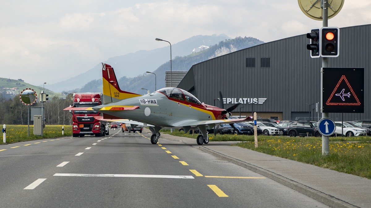 Strassenkreuzung des Flugplatzes in Buochs NW wird nach Unfall entschärft