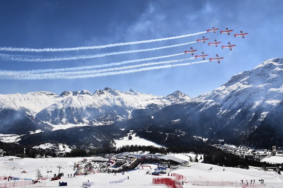 A PC-7 formation flies over the finish area at the FIS Alpine Ski World Cup Finals, in St. Moritz, Switzerland, Saturday, March 19, 2016. (KEYSTONE/Gian Ehrenzeller)
