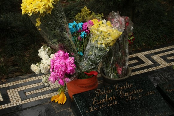 Auf Escobars Grab stehen frische Blumen. Und an seinem Geburts- und Todestag pilgern auch heute noch viele Menschen an sein Grab.